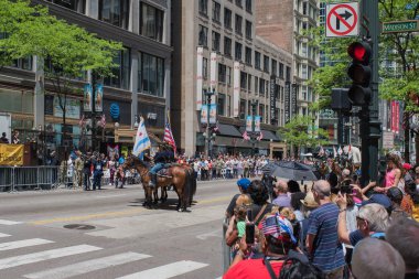 Chicago, Illinois - 26 Mayıs 2018: Anma Günü Yürüyüşü katılımcıları sokağa çıktı
