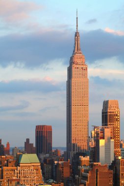 New York 'lu Empire State Binası Manhattan gökdelenleri ve gökdelenleri alacakaranlıkta. 
