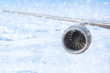 Kış karında Grönland buzullarının üzerinde uçak motoru