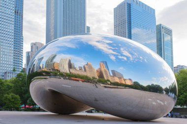 Chicago, Usa - 26 Mayıs 2018: Chicago 'daki Milenyum Parkı olarak da bilinen Bulut Kapısı' nın metal yüzeyinde şehir binalarının yansıması. Illinois, Amerika Birleşik Devletleri.