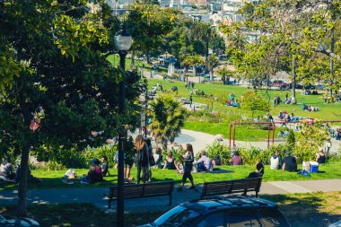 San Francisco, Usa - 28 Mayıs 2018: Dolores Park ziyaretçileri San Francisco arka planı, Ca.