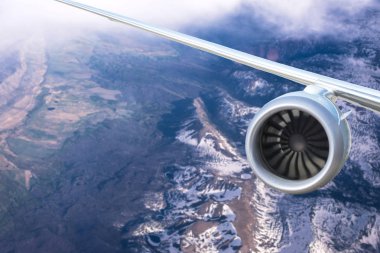 Gökyüzünde uçağın kanadının kırpılmış görüntüsü 