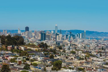 San Francisco şehri ve güneşli bir günde şehir merkezinin ufuk çizgisi. Kaliforniya, Usa