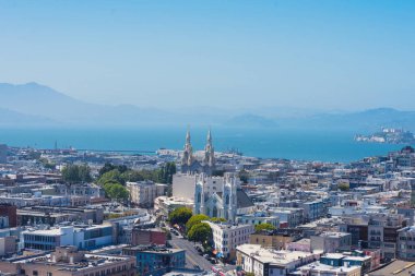 Lombard Caddesi 'nden North Beach, St. Peter ve Paul kilisesi manzaralı. San Francisco, California, ABD.