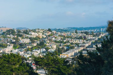 San Francisco şehri ve güneşli bir günde şehir merkezinin ufuk çizgisi. Kaliforniya, Usa