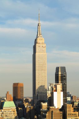 New York 'lu Empire State Binası Manhattan gökdelenleri ve gökdelenleri alacakaranlıkta. 