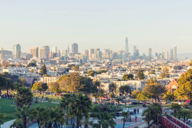 San Francisco şehir merkezi, güneşli bir günde tipik bir bina. Kaliforniya, Usa