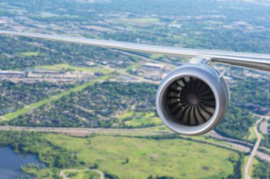 Uçağın kanadının kırpılmış görüntüsü