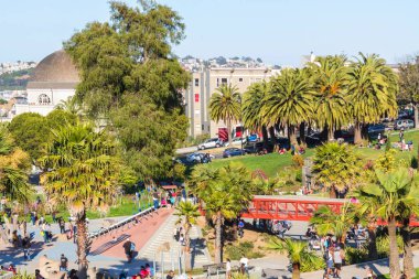 San Francisco, Usa - 28 Mayıs 2018: San Francisco geçmişi ve hafta sonları Dolores Park ziyaretçileri. 