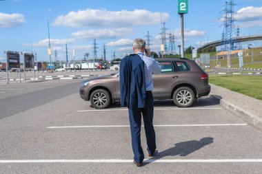 cep telefonu açık havada üzerinde konuşan işadamı 