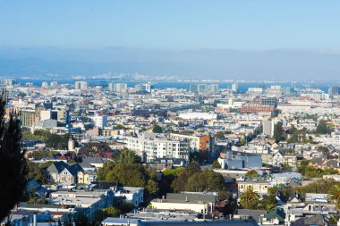 San Francisco şehri ve güneşli bir günde şehir merkezinin ufuk çizgisi. Kaliforniya, Usa