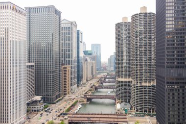 Chicago ufuk çizgisinde ve şehir merkezinde hava manzarası. Köprüleri olan Chicago Nehri. Illinois, Usa