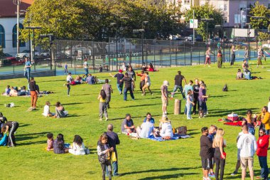 San Francisco, Usa - 28 Mayıs 2018: San Francisco geçmişi ve hafta sonları Dolores Park ziyaretçileri. 