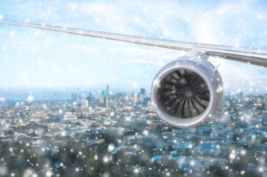 San Francisco üzerinde uçak motoru Kış kar yağışında