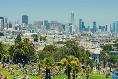 San Francisco, Usa - 28 Mayıs 2018: Dolores Park ziyaretçileri San Francisco arka planı, Ca. 