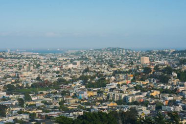San Francisco şehri ve güneşli bir günde şehir merkezinin ufuk çizgisi. Kaliforniya, Usa