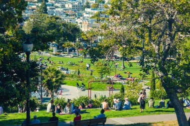San Francisco, Usa - 28 Mayıs 2018: Dolores Park ziyaretçileri San Francisco arka planı, Ca. 