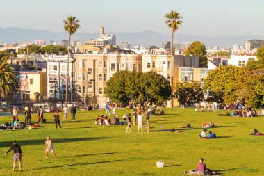 Park manzarası ve gündüz dinlenen insanlar