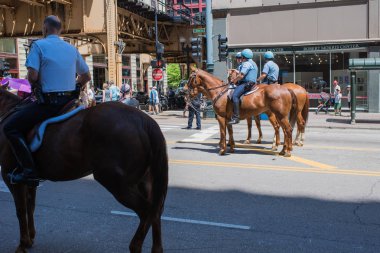 Chicago, Illinois - 26 Mayıs 2018: Anma Günü 'nde at sırtında Chicago polisi