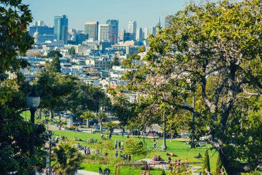 San Francisco, Usa - 28 Mayıs 2018: Dolores Park ziyaretçileri San Francisco arka planı, Ca. 