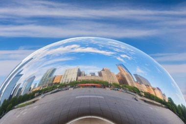 Chicago, Usa - 26 Mayıs 2018: Chicago 'daki Milenyum Parkı olarak da bilinen Bulut Kapısı' nın metal yüzeyinde şehir binalarının yansıması. Illinois, Amerika Birleşik Devletleri.