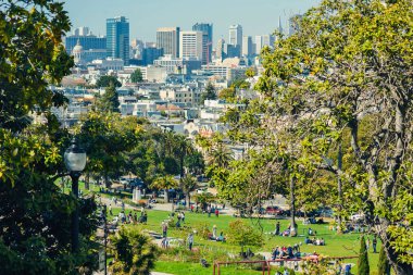 San Francisco şehir merkezi, güneşli bir günde tipik bir bina. Kaliforniya, Usa