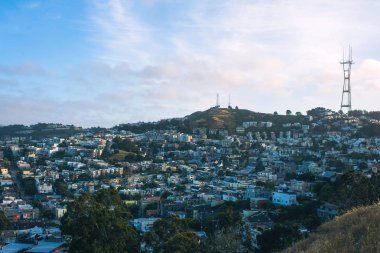 Gökyüzü altındaki şehir manzarasının panoramik görünümü