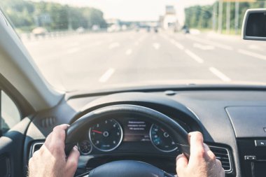 Hız otobanında direksiyon başında araba süren bir adamın seçici odak noktası. Yukarıdan görüntüle