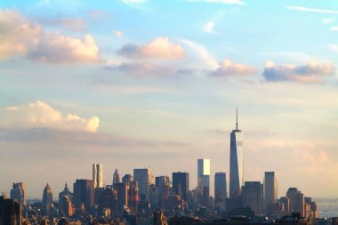 New York City, Manhattan gökdelenlerin havadan ve panoramik görünümü. Manhattan'ın gece şehir merkezinin en iyi görünümü. 
