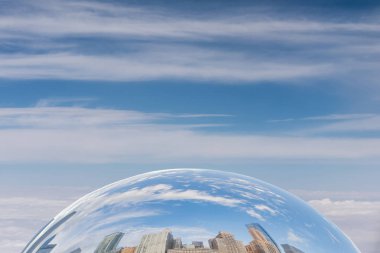 Şehir merkezindeki gökdelenler Chicago, Illinois 'deki Millennium Park' taki Fasulye heykelinin ayna yüzeyine yansıdı..