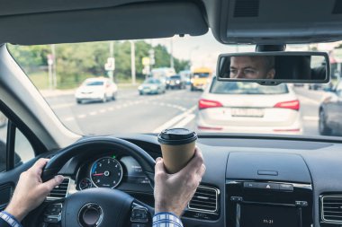 Gündüz vakti iş adamının arabasının kapanışı.