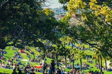 San Francisco, Usa - 28 Mayıs 2018: Dolores Park ziyaretçileri San Francisco arka planı, Ca. 