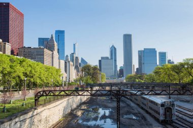 Chicago demiryolunun ve Illinois, Usa 'daki gökdelenlerin güzel hava manzarası