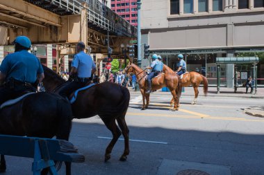 Chicago, Illinois - 26 Mayıs 2018: Anma Günü 'nde at sırtında Chicago polisi