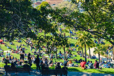 San Francisco, Usa - 28 Mayıs 2018: Dolores Park ziyaretçileri San Francisco arka planı, Ca.