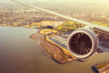 Redwood Shores State Deniz Parkı ve Foster şehrinin üstündeki uçak motoru. San Francisco mu? Kaliforniya mı? Usa