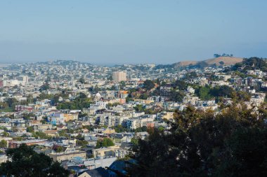 San Francisco şehri ve güneşli bir günde şehir merkezinin ufuk çizgisi. Kaliforniya, Usa