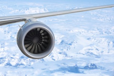 Gökyüzünde uçağın kanadının kırpılmış görüntüsü 