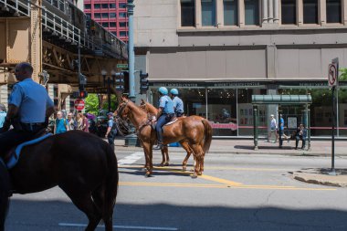 Chicago, Illinois - 26 Mayıs 2018: Anma Günü 'nde at sırtında Chicago polisi