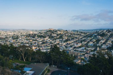 San Francisco şehri ve güneşli bir günde şehir merkezinin ufuk çizgisi. Kaliforniya, Usa