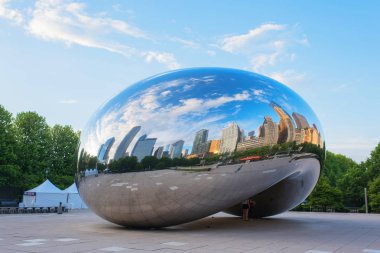 Chicago, Usa - 26 Mayıs 2018: Chicago 'daki Milenyum Parkı olarak da bilinen Bulut Kapısı' nın metal yüzeyinde şehir binalarının yansıması. Illinois, Amerika Birleşik Devletleri.