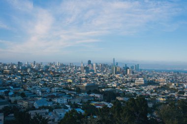 San Francisco şehri ve güneşli bir günde şehir merkezinin ufuk çizgisi. Kaliforniya, Usa