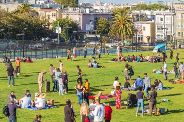 San Francisco, Usa - 28 Mayıs 2018: San Francisco geçmişi ve hafta sonları Dolores Park ziyaretçileri. 