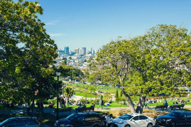 San Francisco, Usa - 28 Mayıs 2018: Dolores Park ziyaretçileri San Francisco arka planı, Ca. 