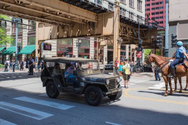 Chicago, Illinois - 26 Mayıs 2018: Anma Günü Yürüyüşü katılımcıları sokağa çıktı