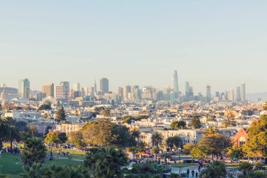 San Francisco şehri ve şehir merkezinin ufuk çizgisi gün batımında ana gökdelenlerle birlikte. Dolores Park 'tan görüntü. Kaliforniya, Usa