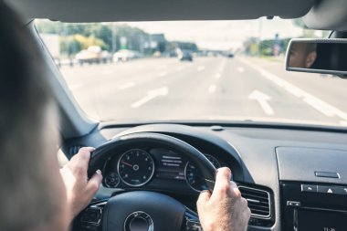 Direksiyon başında iş adamlarının seçici odak noktası, otoyolda araba sürmek.. 