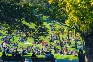 San Francisco, Usa - 28 Mayıs 2018: Dolores Park ziyaretçileri San Francisco arka planı, Ca.