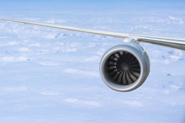 Grönland 'ın üzerinde okyanus ve buzullarla dolu bir uçak motoru.