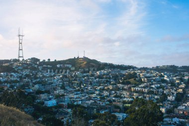 San Francisco şehri ve güneşli bir günde şehir merkezinin ufuk çizgisi. Kaliforniya, Usa